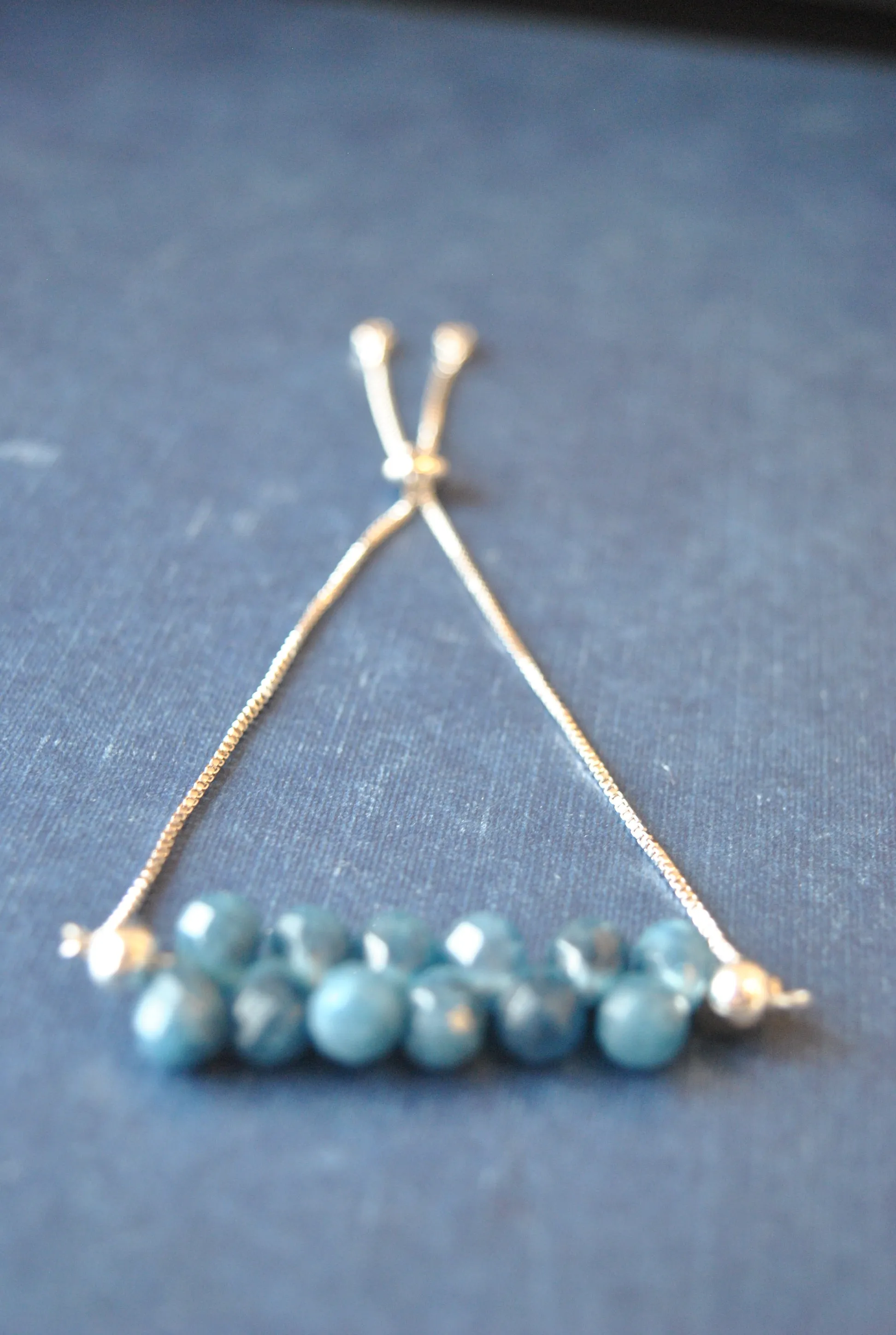 BLUE STONE TEARDROPS ADJUSTBALE DELICATE BRACELET